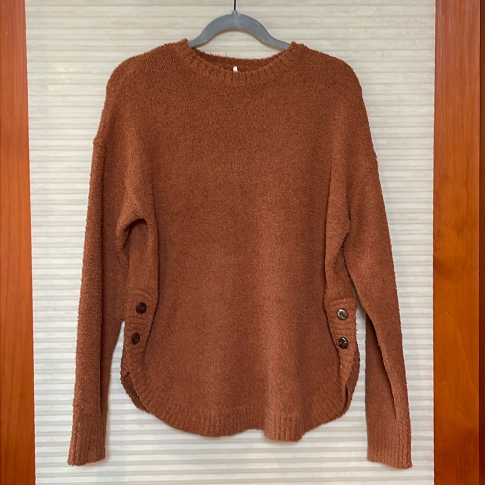 NWOT hello nite rust orange sweater with functional buttons at hem size small